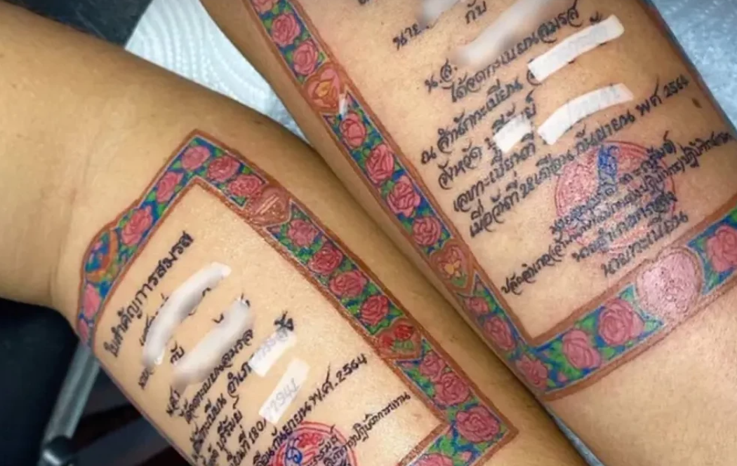 Pria Ini Bikin Tato Surat Nikah di Tangan Rayakan 19 Tahun Pernikahan